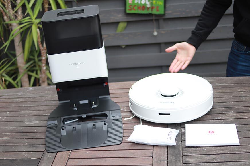 Весь комплект поставки Roborock Q7 Max+ находится на полу